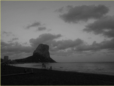 La imagen calpe en escala de grises